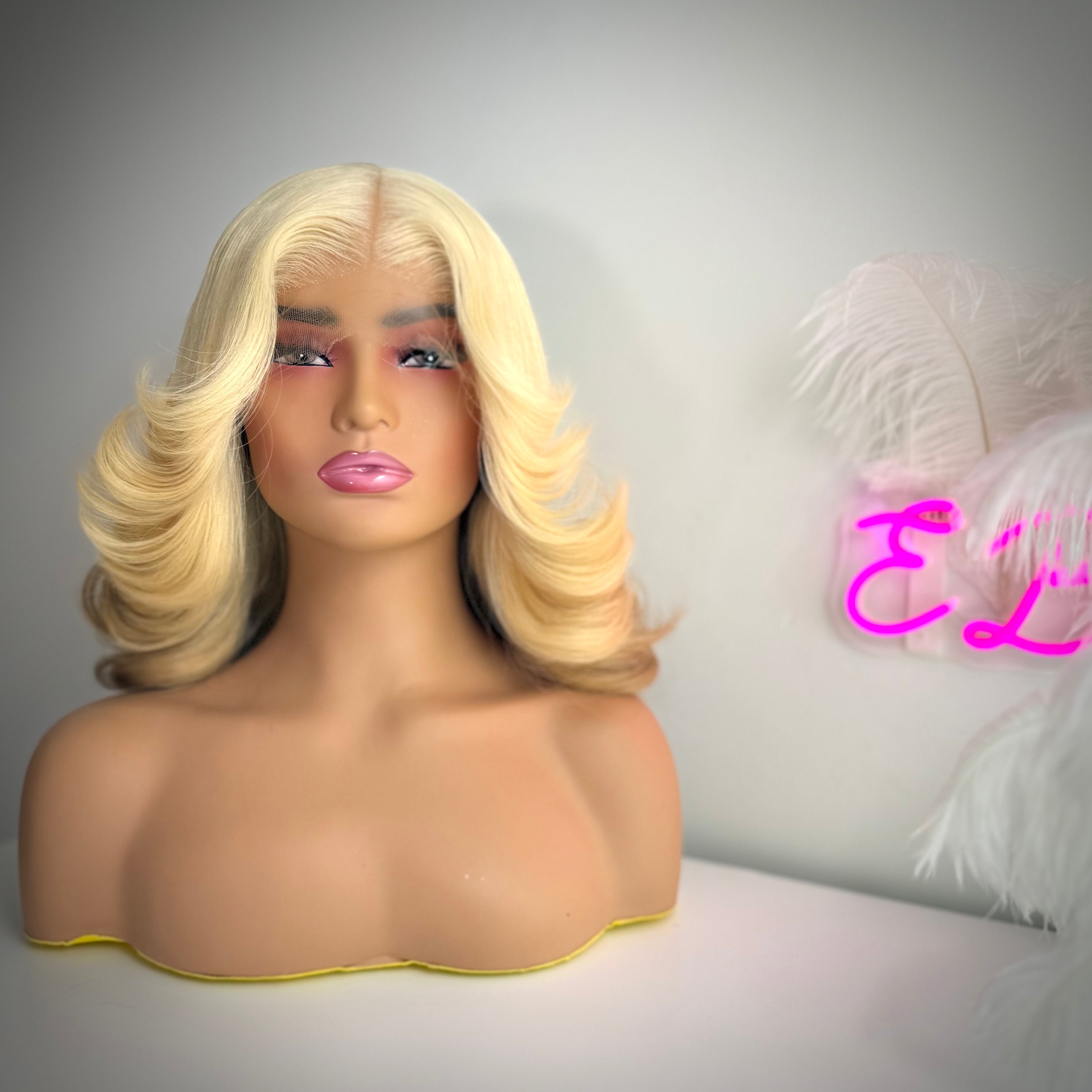 Glueless highlighted and colored wavy HD lace wig, 100% human hair. Ships to UK, Ireland.